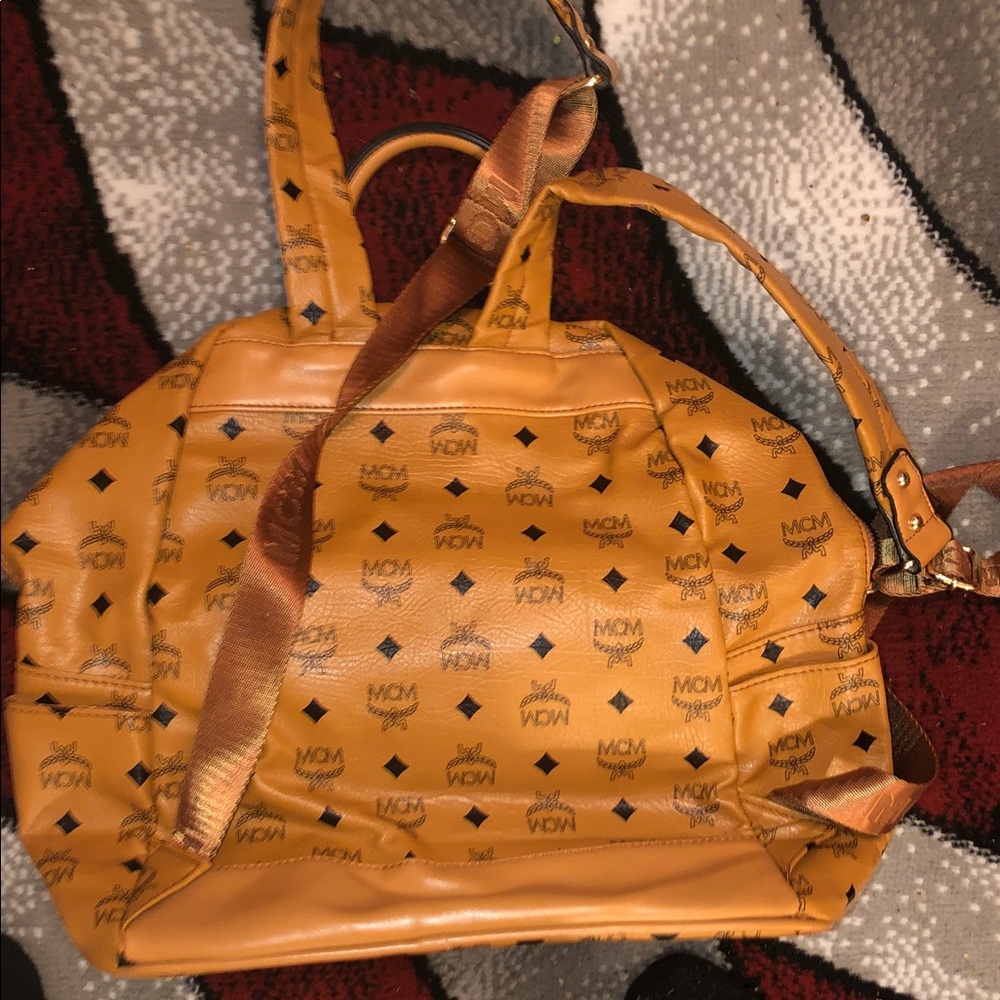💋 Tan Backpack with Gold Accents🥰 This bag is sooo AWESOME - Picture 6 of 16